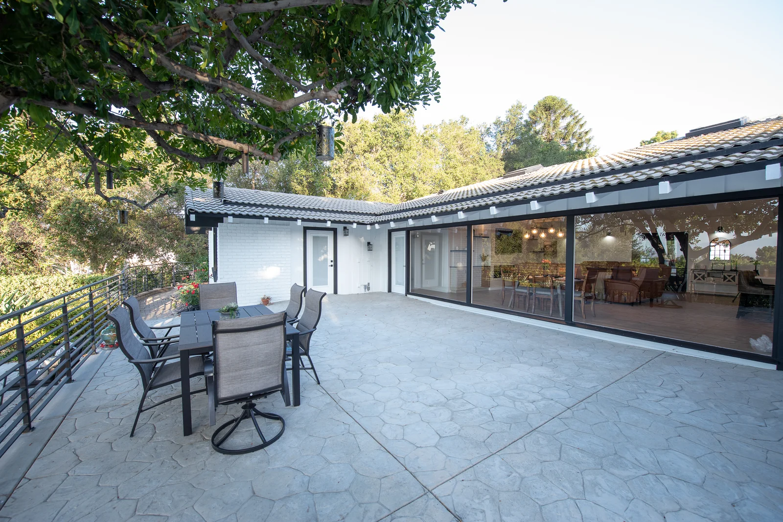 Covered terrace with comfortable seating and outdoor dining at Ohana Excellence Crown Ranch Home